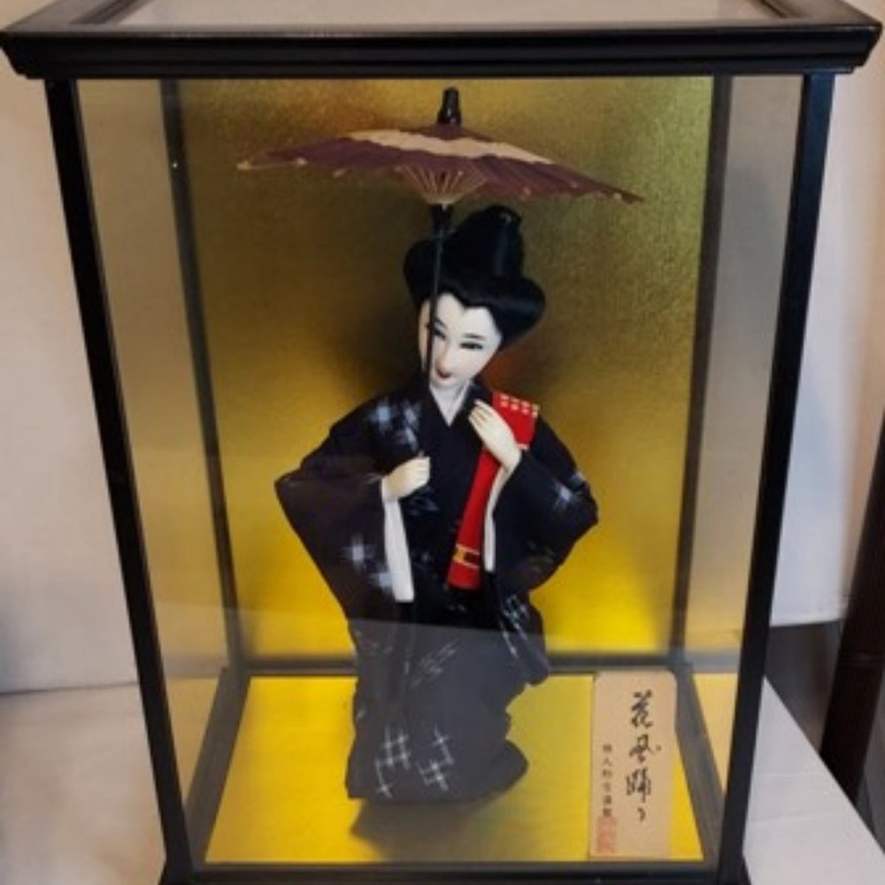 VTG beauitful keisha lady in case.  Perfect condition